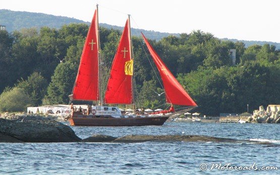 Tourist Ship, Kiten